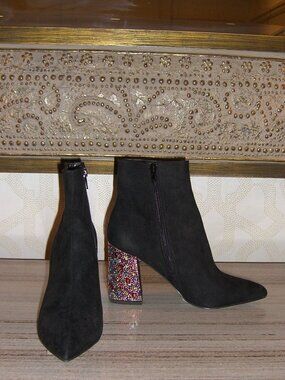 NIB BETSEY JOHNSON BLACK SUEDE MULTI-COLORED STONE HEELS ANKLE BOOTS 7.5M